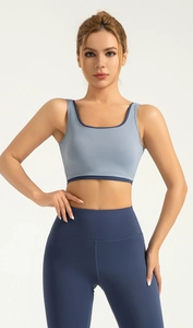 Détail du gilet de yoga élastique avec coutures contrastées et rembourrage intégré