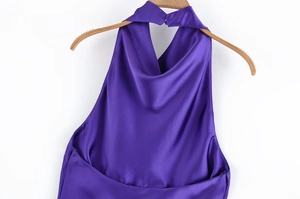 Detailansicht des dunkelvioletten Neckholder-Tops aus Satin mit glatter Textur