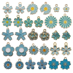 Blaue Emaille-Blumenanhänger inklusive Gänseblümchen und Rosen für DIY-Schmuckherstellung