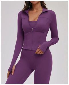 Detail der lila Yoga-Jacke mit Stehkragen, Reißverschluss und sportlichen Daumenlöchern