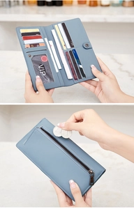 Détail des emplacements cartes et de la poche zippée sur le portefeuille RFID bleu clair
