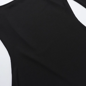 Macro di tessuto a maglia a coste nere con dettagli sulla trama e sulla qualità del materiale