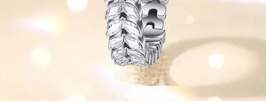 Vista macro di anello a foglia in argento con strass a taglio marquise dal design fine