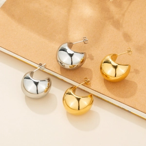 Minimalist chunky C-shaped hoop earrings in polished gold and silver metallic finishes