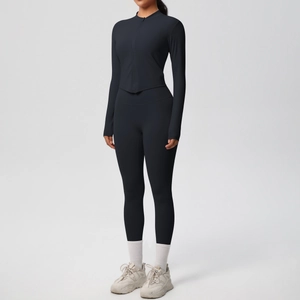 Détail de l'ensemble de sport noir à manches longues avec passe-pouces et legging haut