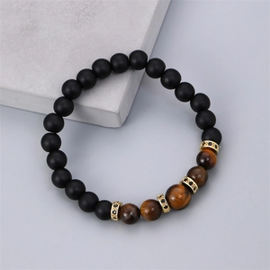 Bracciale da uomo in perline nere opache con pietre occhio di tigre e inserti dorati