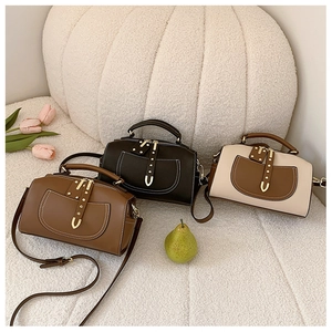 Trois sacs Boston en cuir noir, marron et beige avec des coutures blanches contrastées