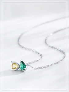 Détail du collier en argent avec pierres précieuses jaunes rondes et vertes en forme de goutte