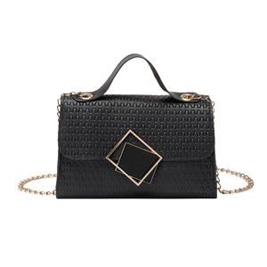 Minibolso de moda en piel negra grabada con cadena dorada y hebilla cuadrada elegante