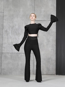 Détails de l'ensemble bandage noir avec découpes en dentelle et poignets évasés élégants