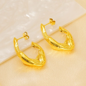 Boucles d'oreilles irrégulières en titane plaqué or 18 carats avec texture de lave