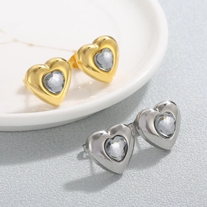 Macro di orecchini a cuore in finitura oro e argento con incastonatura di cristalli