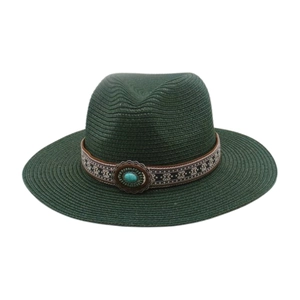 Détail du chapeau de paille vert foncé avec ruban ethnique et pierre turquoise sertie
