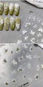 Détail de stickers à ongles 5D gaufrés avec papillons blancs et fleurs vertes