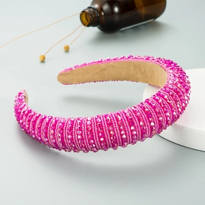 Detailansicht eines luxuriösen, rosa verzierten Haarreifs mit Kristallen und weichem Futter