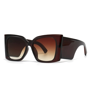 Oversized retro sunglasses for women with wide temples and brown gradient lenses