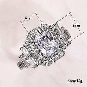 Elegante anello con zircone taglio smeraldo e doppio alone in finitura argento