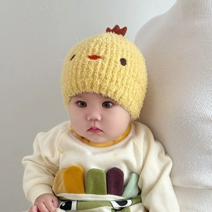 Niedliche gelbe Plüsch-Babymütze im Küken-Stil mit weicher Strickstruktur und Stickerei