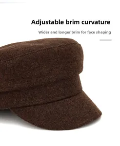 Détail de la casquette plate marron foncé en laine mélangée avec visière incurvée