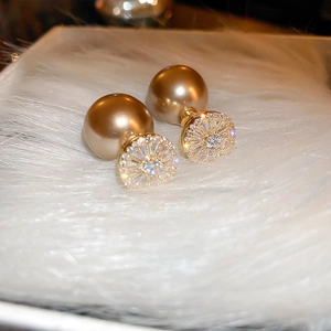 Französische Vintage-Ohrringe mit Goldbeschichtung, Perlen und Zirkonia auf weißem Plüsch