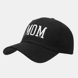 Vista detallada del bordado MOM blanco en gorra de béisbol de algodón negro
