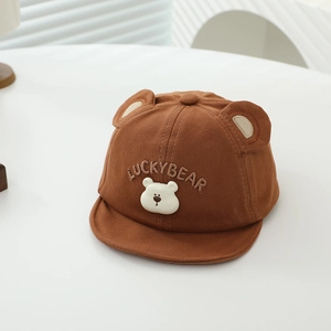 Détail du chapeau bébé marron avec oreilles d'ours 3D et broderie LUCKYBEAR