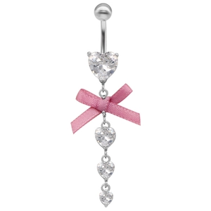 Détail du piercing de nombril avec zircon en cœur et pendentif nœud rose satin