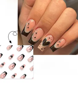 Détail de faux ongles French roses et noirs avec paillettes argentées et étoiles