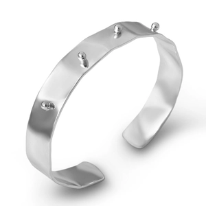 Brazalete abierto de estilo punk en plata pulida con tachuelas metálicas redondas