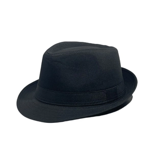 Vue détaillée du chapeau Fedora noir classique avec son ruban décoratif assorti