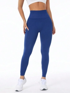 Dettaglio dei leggings yoga blu a vita alta che mostra la maglia senza cuciture e l'effetto push-up