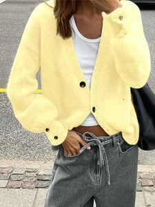 Détail du cardigan jaune à col en V avec boutons de manche décoratifs et coupe ample