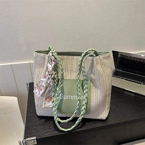 Grand sac cabas en paille tressée beige avec anses vertes et motif Summer