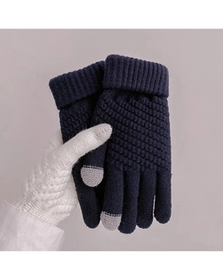 Dettaglio guanti in maglia blu scuro con punte touch grigie e polsini a costine