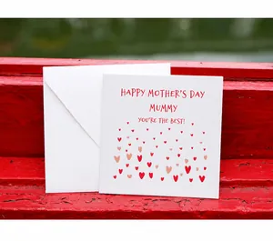 Primo piano di un biglietto d'auguri quadrato per la festa della mamma con cuori
