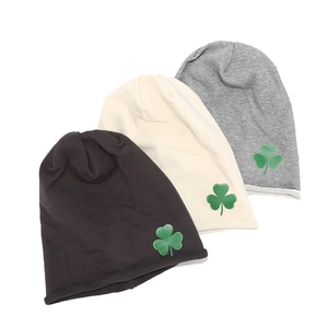 Lot de trois bonnets en tricot gris et crème avec imprimés trèfle vert pour l'extérieur