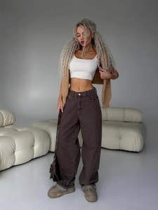 Jeans svasati marroni da donna con cardigan color avena e crop top bianco a coste