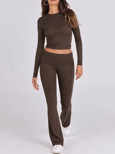 Dettaglio di un set in maglia marrone scuro con top corto a maniche lunghe e pantaloni a zampa