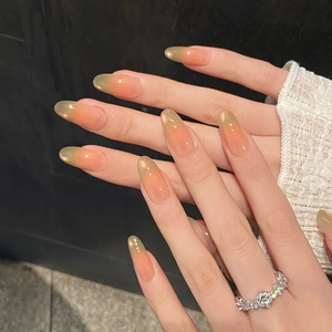 Détail d'ongles amande cat eye avec dégradé rose et vert et finition gel brillante