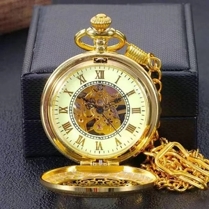Detailansicht der goldenen mechanischen Taschenuhr mit sichtbarem Uhrwerk