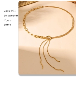 Dettaglio della collana multistrato in acciaio inossidabile placcato oro 18k con nappe