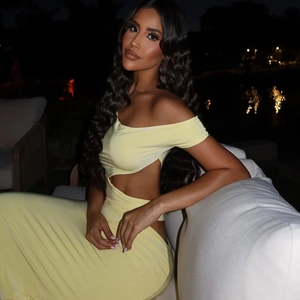 Robe longue moulante jaune pâle élégante avec découpes et épaule asymétrique