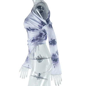 Détail du haut en satin à fleurs violettes avec fronces latérales et design à épaule nue