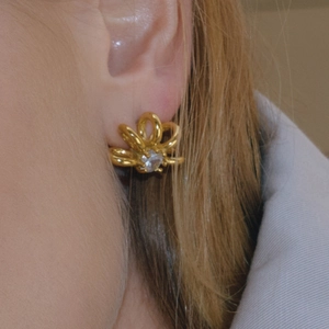 Boucles d'oreilles classiques en acier plaqué or 18K ajourées avec zircons ronds