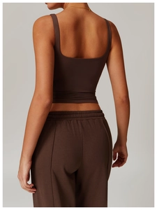 Vue arrière du haut court marron à col en U et du pantalon de jogging assorti