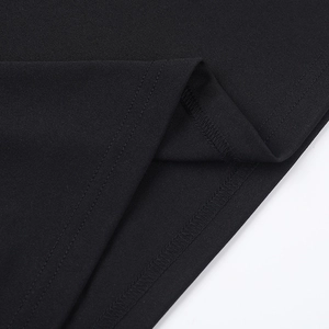 Vue macro de l'ourlet et de la texture du tissu sur une robe en dentelle noire