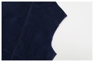 Détail d'un gilet polaire bleu marine avec col montant et fermeture éclair douce