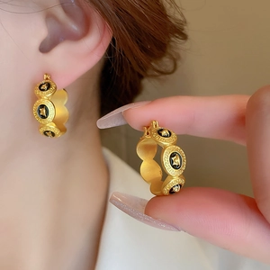 Boucles d'oreilles créoles dorées vintage avec relief noir et motifs grecs gravés