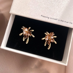 Orecchini in oro con occhio di tigre e perle in una confezione regalo nera