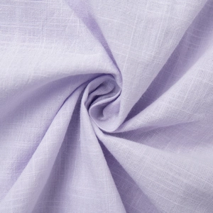 Makroaufnahme von atmungsaktivem lavendelfarbenem Baumwollstoff mit eleganten Stofffalten